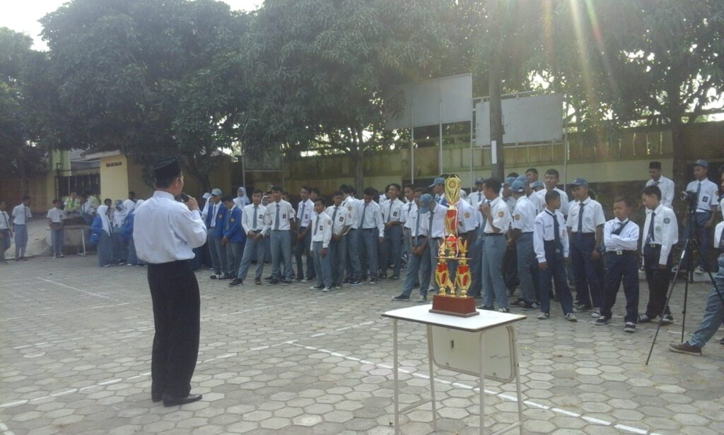 Prestasi membanggakan kembali diraih oleh siswa SMK Multidimensi Anyar. Pada tahun 2017, Ahmad Yani, siswa jurusan Teknik Sepeda Motor (TSM), berhasil meraih Juara 1 tingkat Provinsi Banten dalam ajang Technical Skill Contest yang diselenggarakan oleh PT Astra Honda Motor.
Kompetisi ini diikuti oleh berbagai sekolah binaan PT Astra Honda Motor dari seluruh wilayah Provinsi Banten. Para peserta diuji melalui kemampuan teori dan praktik, mulai dari perawatan, perbaikan, hingga diagnosa sistem sepeda motor sesuai standar industri Honda.
Keberhasilan Ahmad Yani menjadi bukti bahwa siswa SMK Multidimensi Anyar mampu bersaing dan menunjukkan kualitas terbaik di bidang otomotif. Prestasi ini juga menjadi kebanggaan bagi sekolah serta motivasi bagi seluruh siswa untuk terus belajar, berkembang, dan berprestasi.